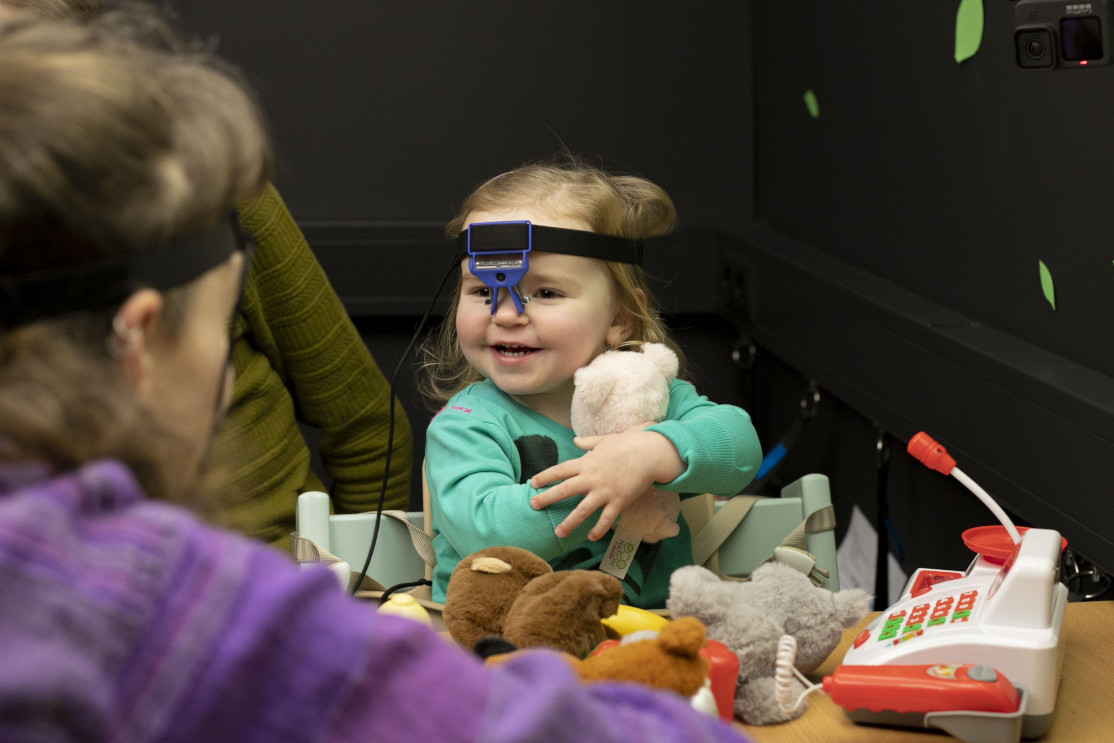 Baby met een eyetracker